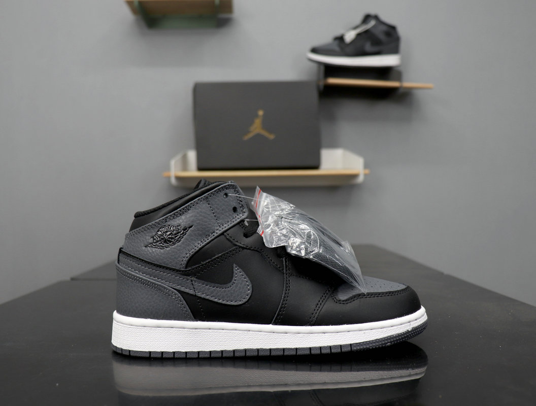 Nike Air Jordan 1 MID 554725-041