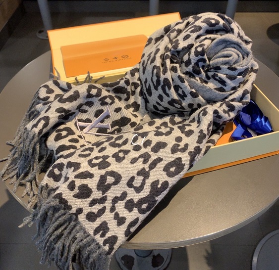 Wholesale Cheap LV Designer Scarves for Sale