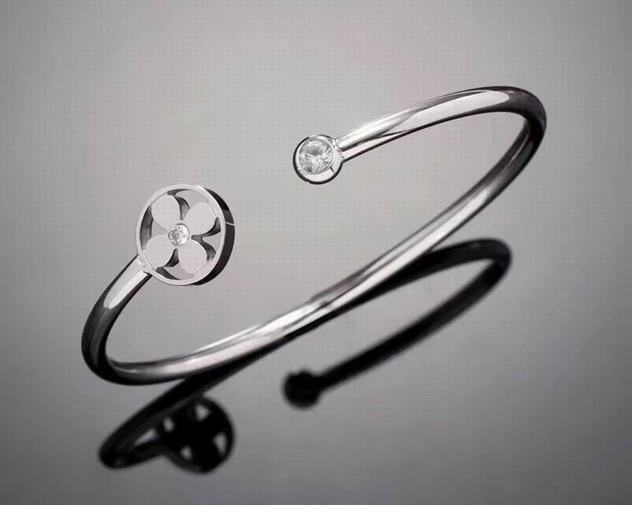 Wholesale Designer Louis Vuitton Replica Bracelets for women-373
