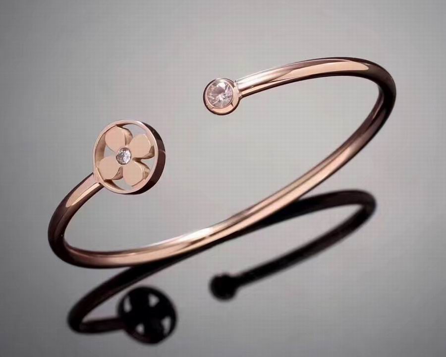 Wholesale Designer Louis Vuitton Replica Bracelets for women-374