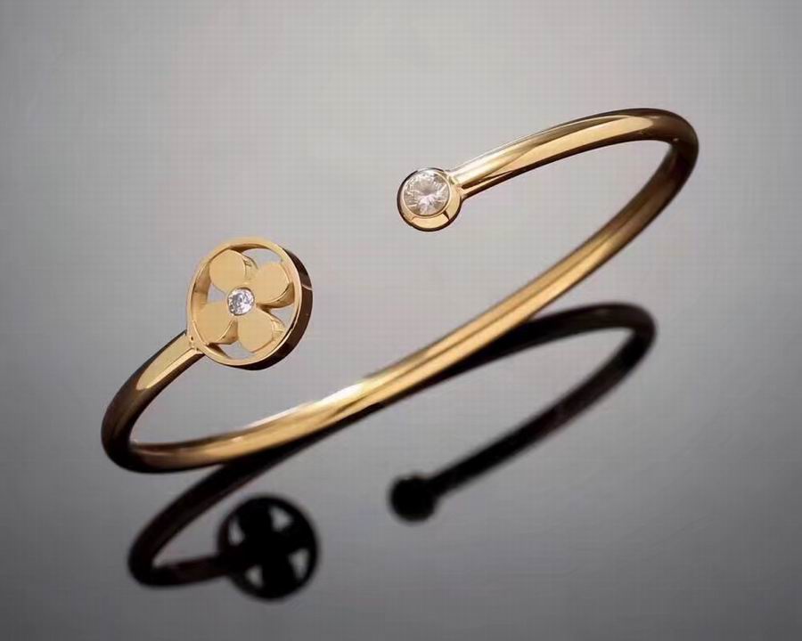 Wholesale Designer Louis Vuitton Replica Bracelets for women-375