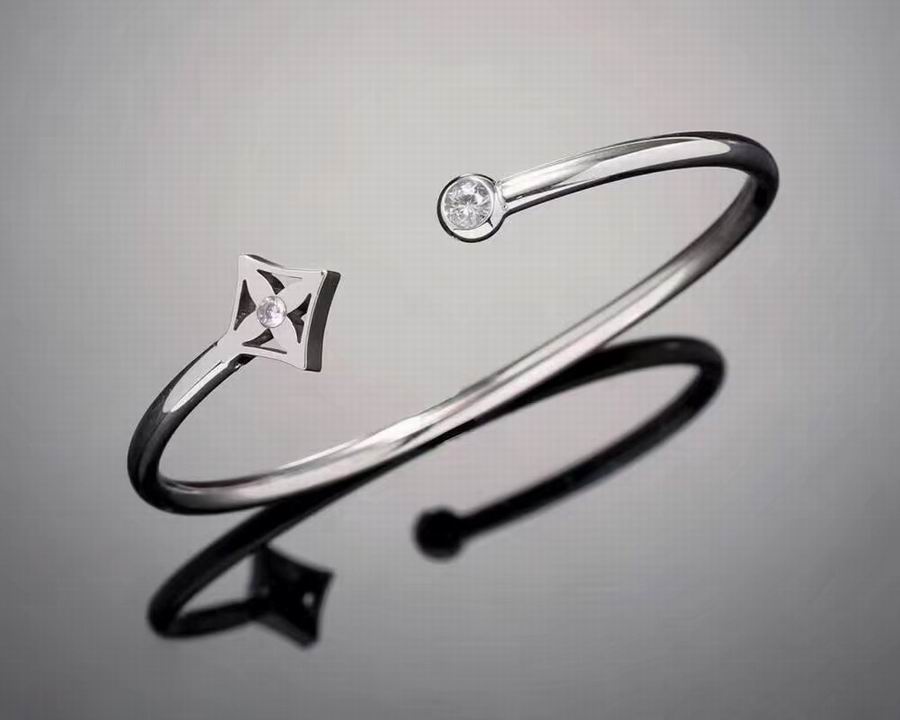 Wholesale Designer Louis Vuitton Replica Bracelets for women-376