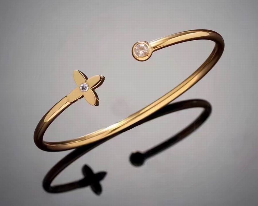 Wholesale Designer Louis Vuitton Replica Bracelets for women-380