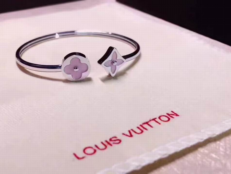 Wholesale Designer Louis Vuitton Replica Bracelets for women-384